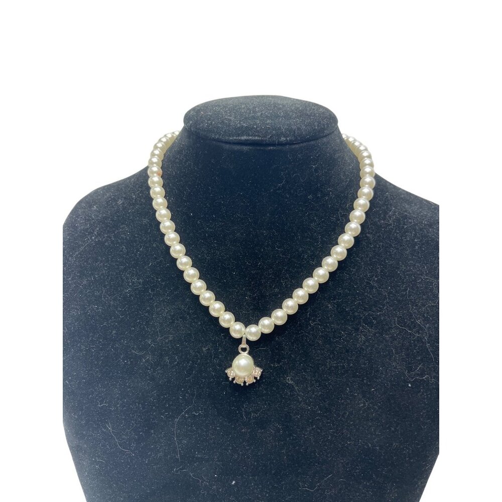 Vintage Faux Pearl Necklace With Decorative Pendant & Clasp A380